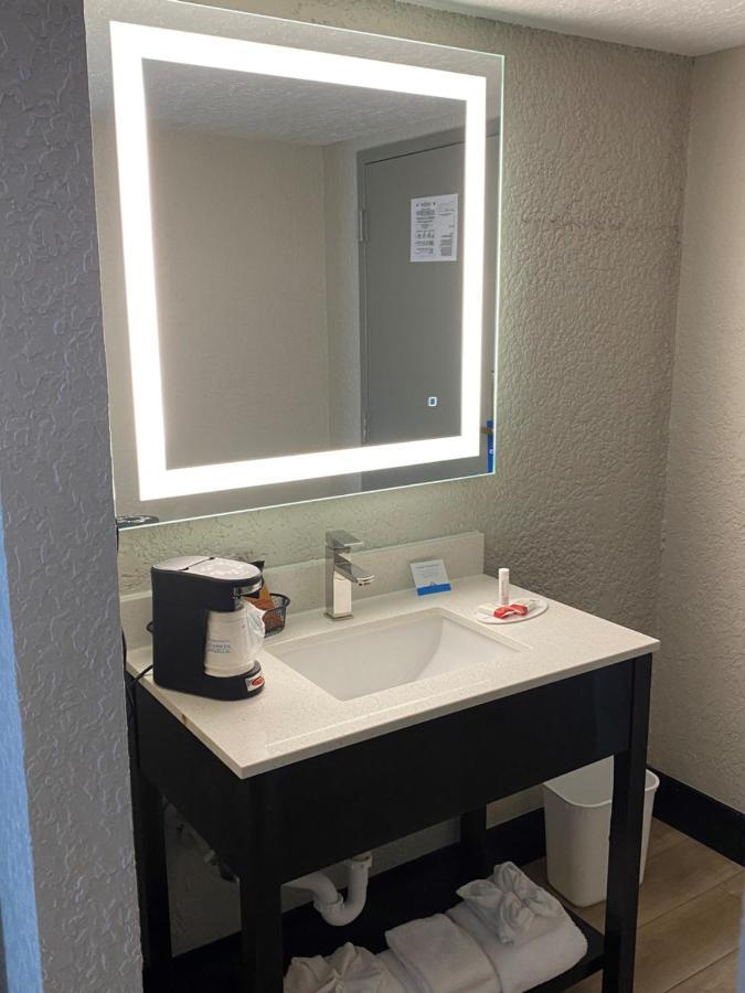 Days Inn By Wyndham Fort Pierce Midtown Екстериор снимка