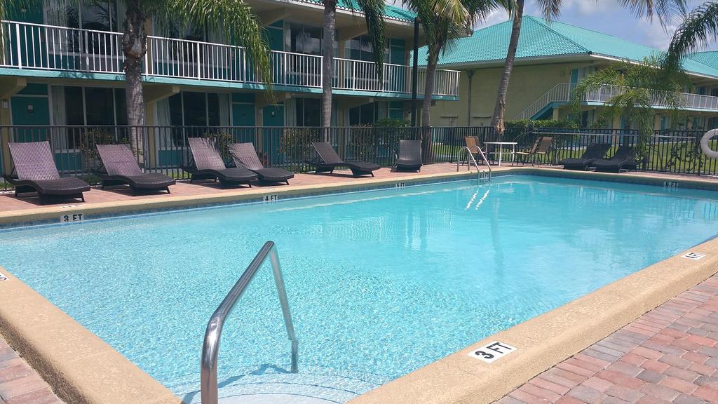 Days Inn By Wyndham Fort Pierce Midtown Екстериор снимка