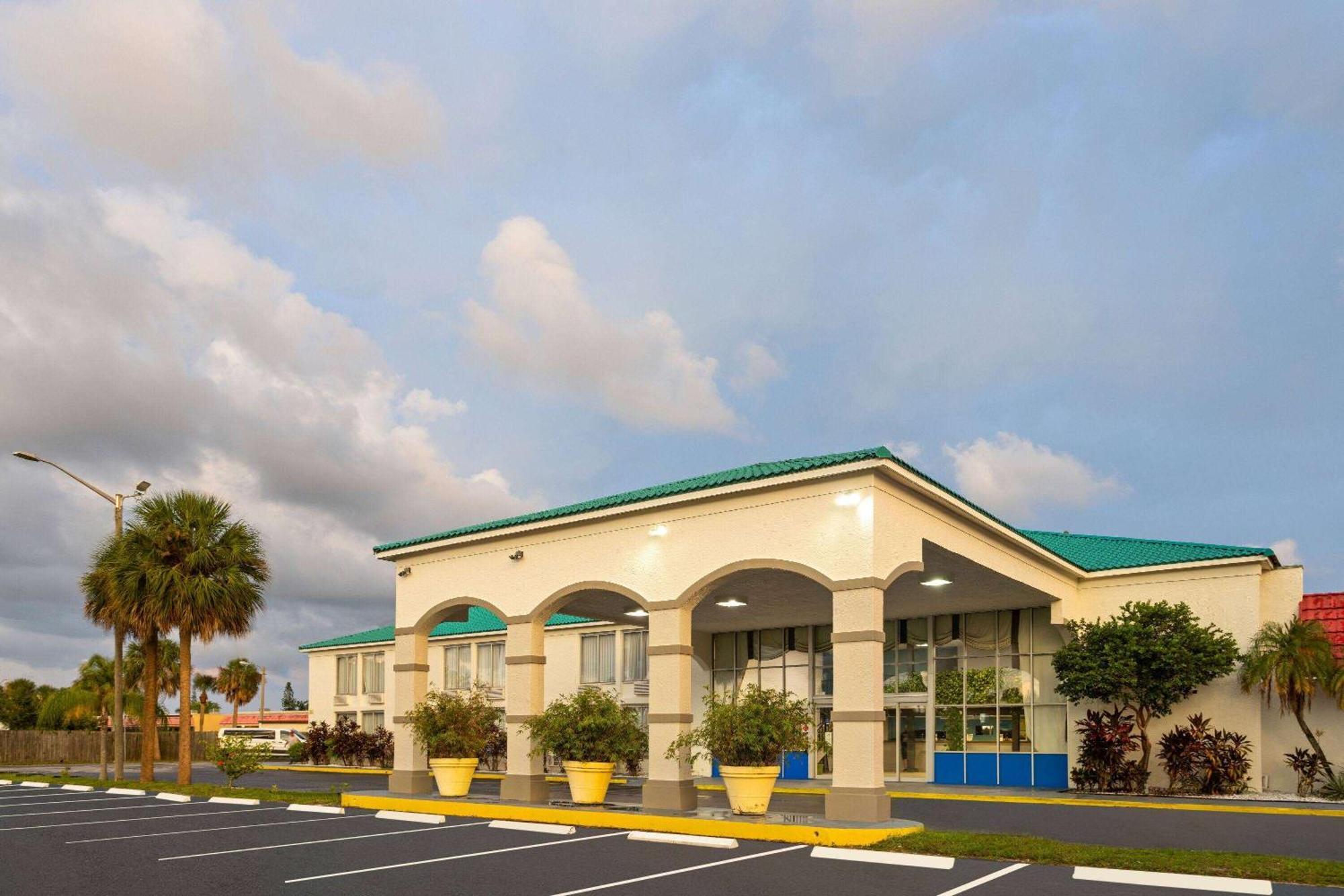 Days Inn By Wyndham Fort Pierce Midtown Екстериор снимка