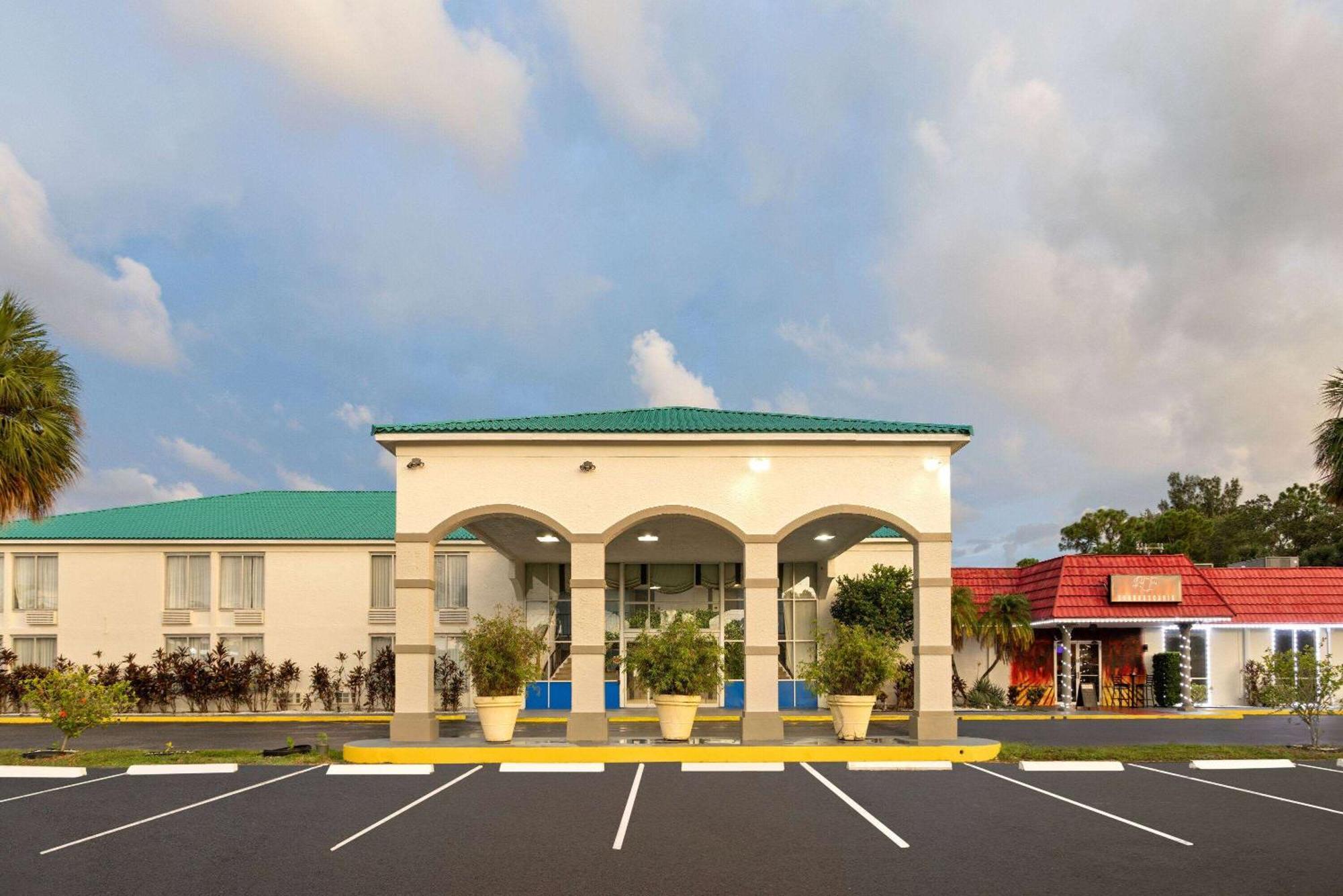 Days Inn By Wyndham Fort Pierce Midtown Екстериор снимка