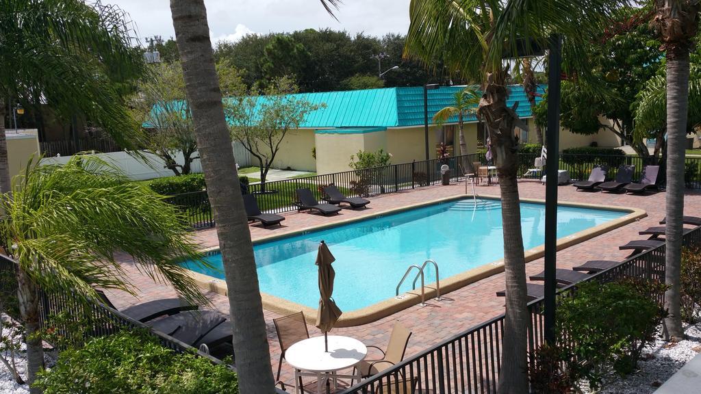 Days Inn By Wyndham Fort Pierce Midtown Екстериор снимка